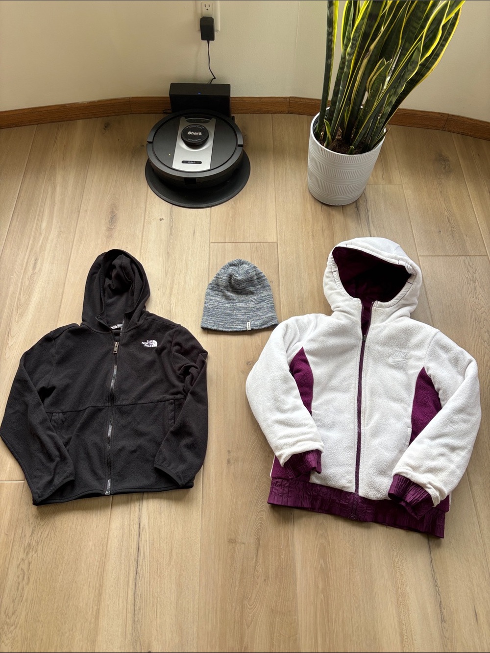 🩷Nike reversible coat, North Face Fleece, & a Burton beanie🩷